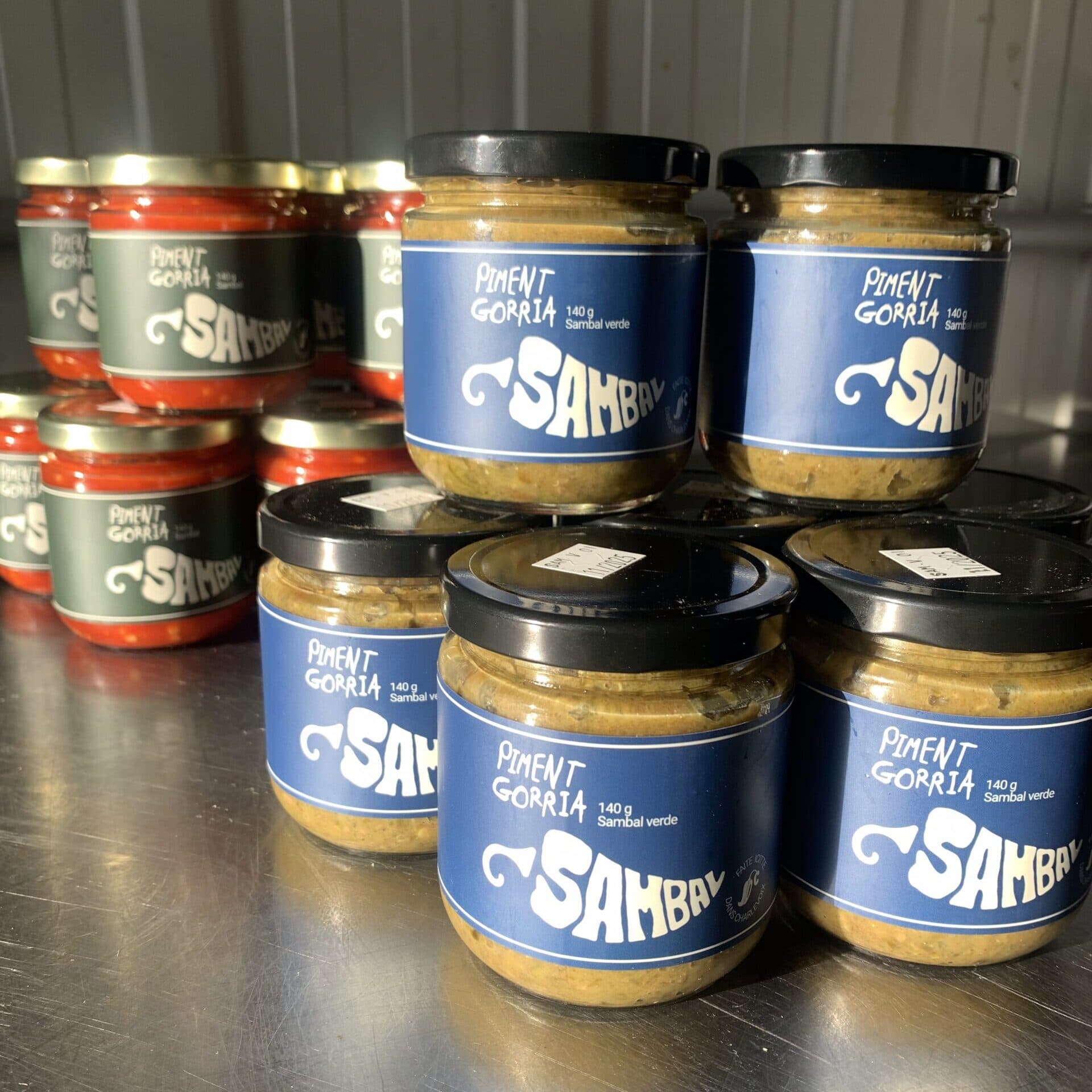 Pots de Sambal rouge et verte préparé à base de piment Gorria